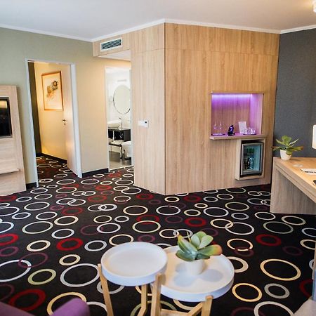 Garden Hotel Wellness Es Konferencia Сольнок Экстерьер фото