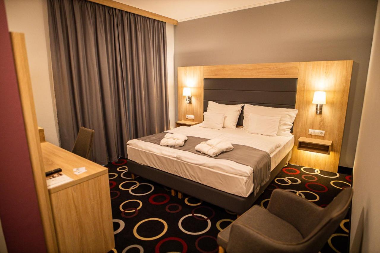 Garden Hotel Wellness Es Konferencia Сольнок Экстерьер фото
