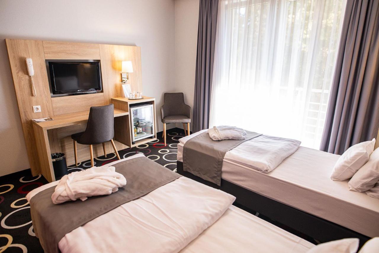 Garden Hotel Wellness Es Konferencia Сольнок Экстерьер фото