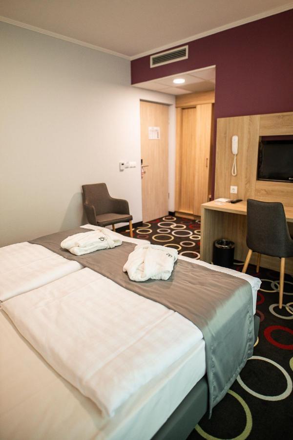 Garden Hotel Wellness Es Konferencia Сольнок Экстерьер фото