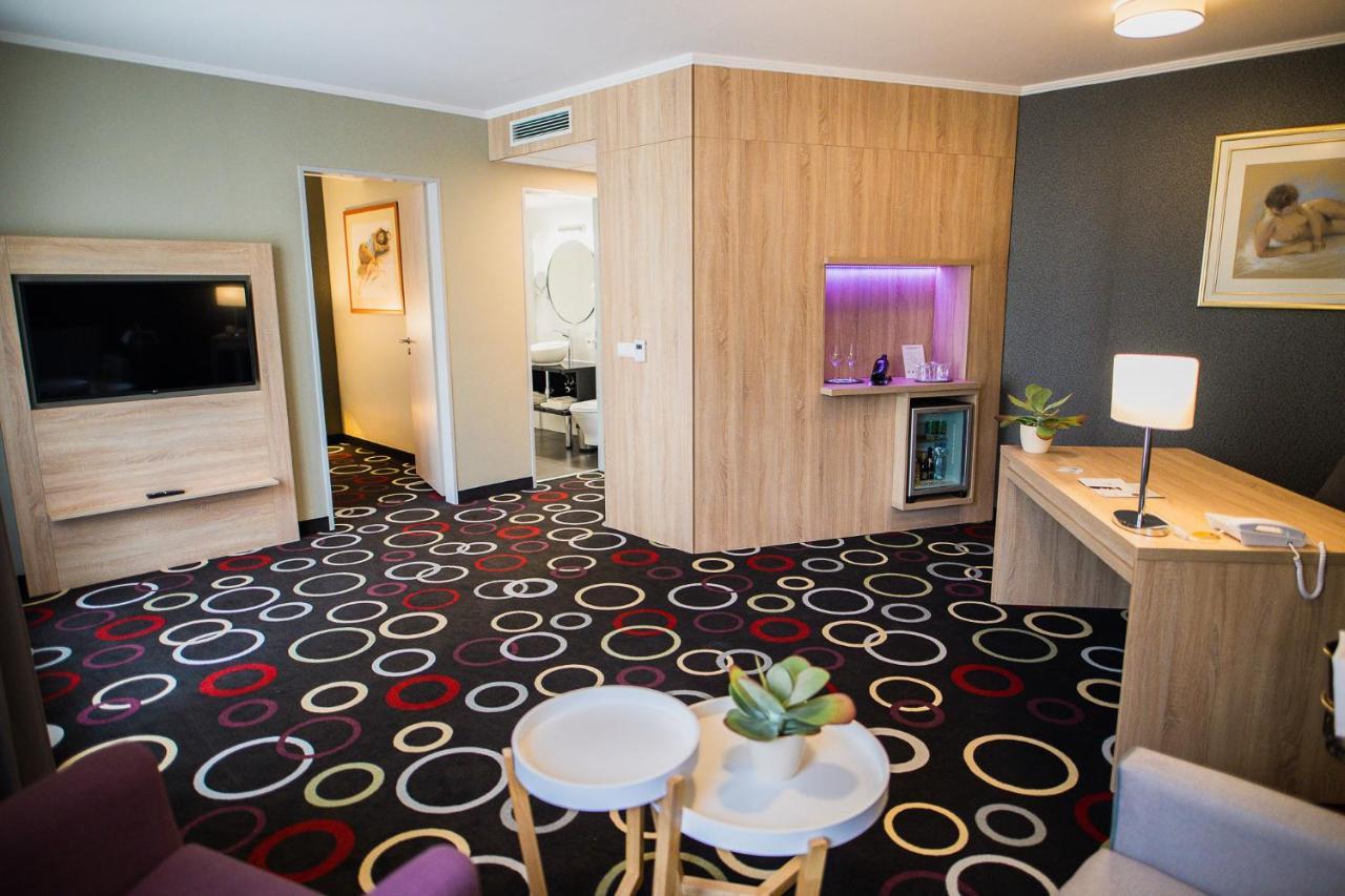 Garden Hotel Wellness Es Konferencia Сольнок Экстерьер фото