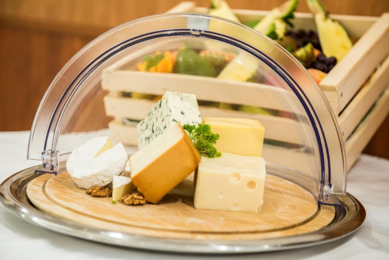 Garden Hotel Wellness Es Konferencia Сольнок Экстерьер фото