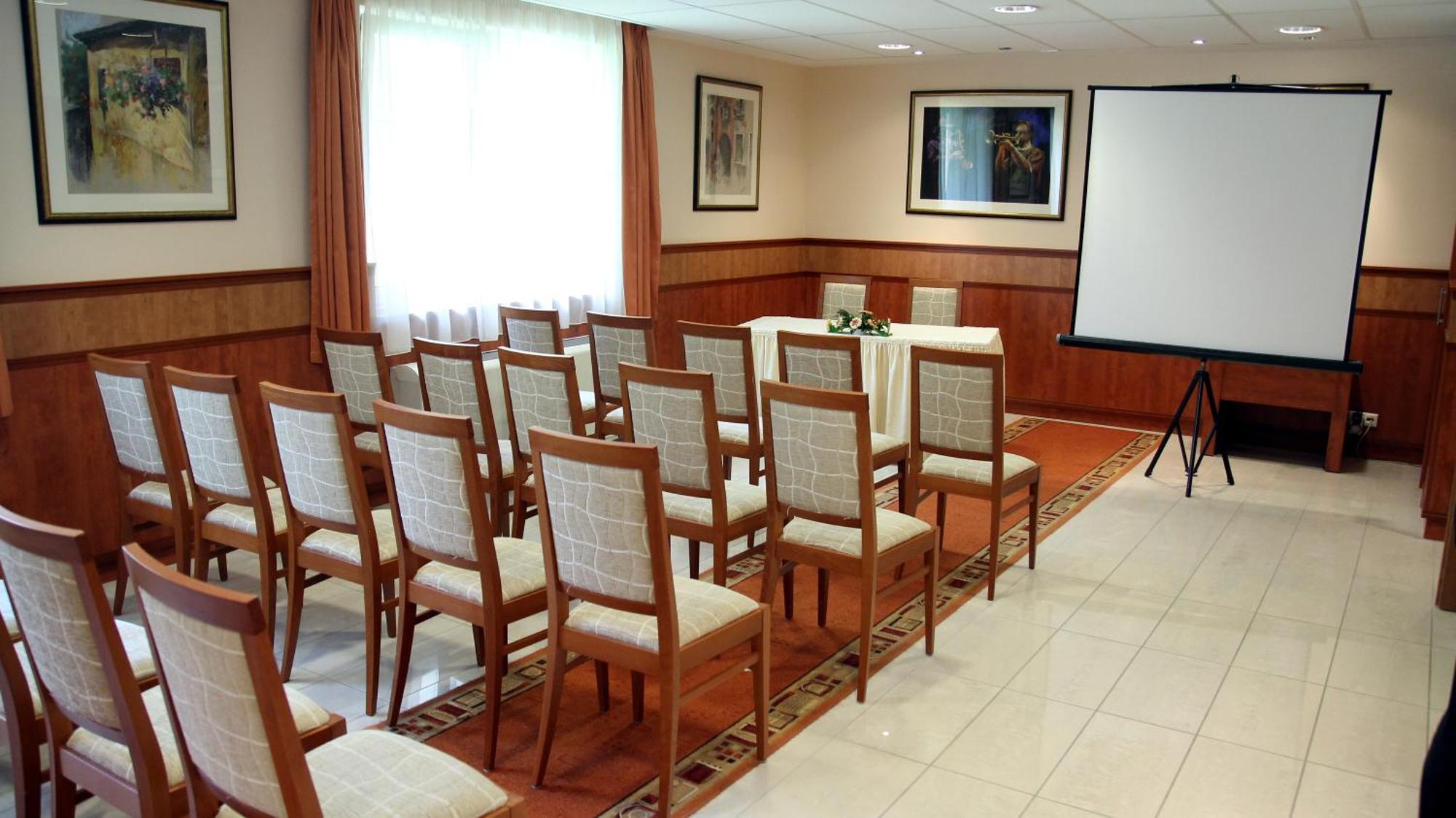 Garden Hotel Wellness Es Konferencia Сольнок Экстерьер фото