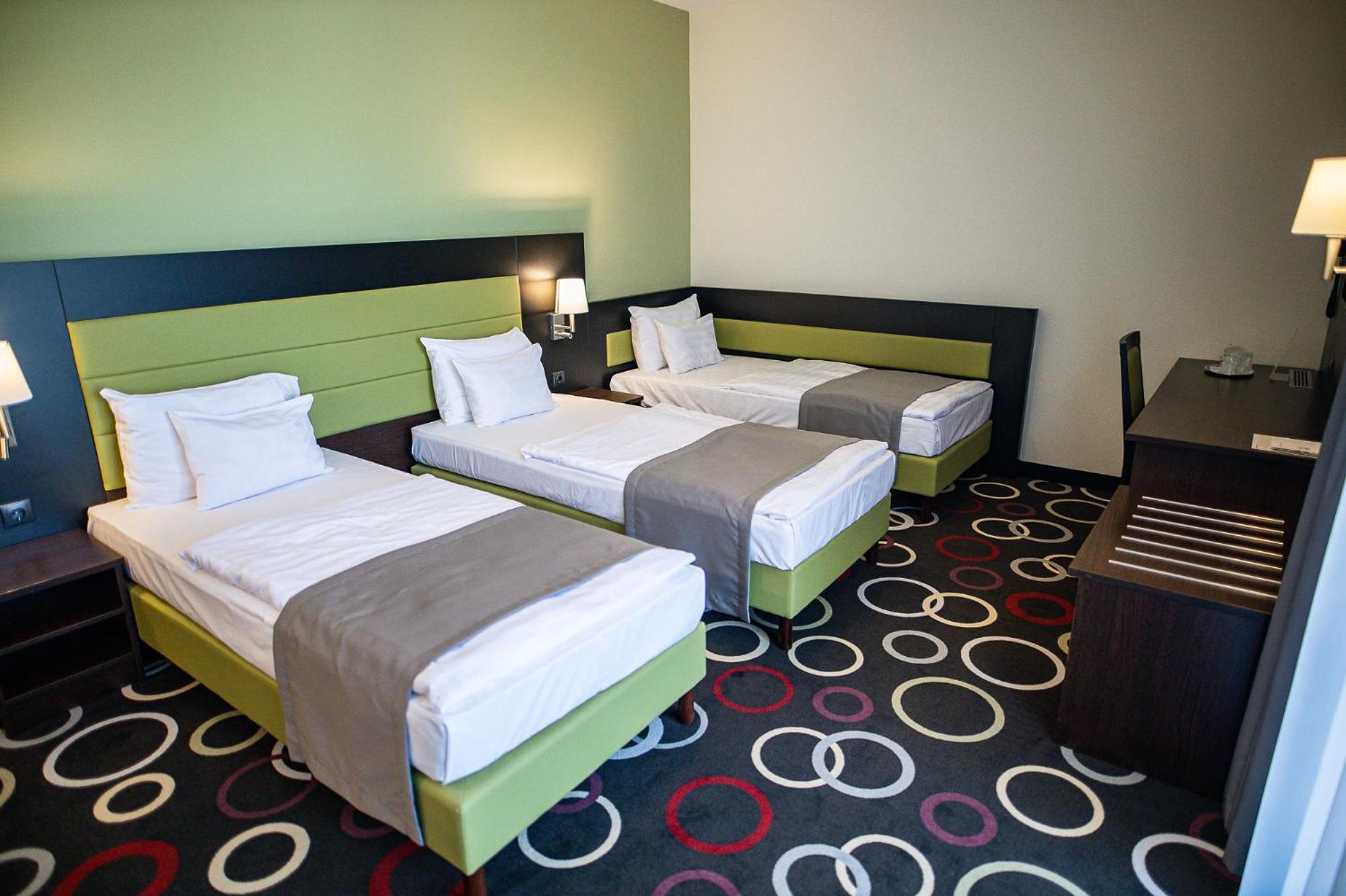 Garden Hotel Wellness Es Konferencia Сольнок Экстерьер фото