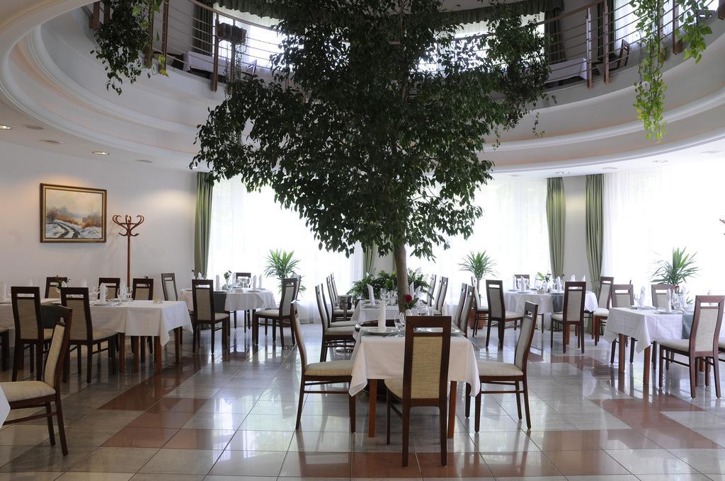 Garden Hotel Wellness Es Konferencia Сольнок Экстерьер фото