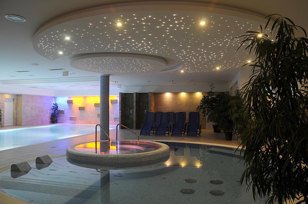 Garden Hotel Wellness Es Konferencia Сольнок Экстерьер фото