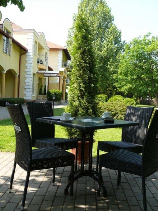 Garden Hotel Wellness Es Konferencia Сольнок Экстерьер фото