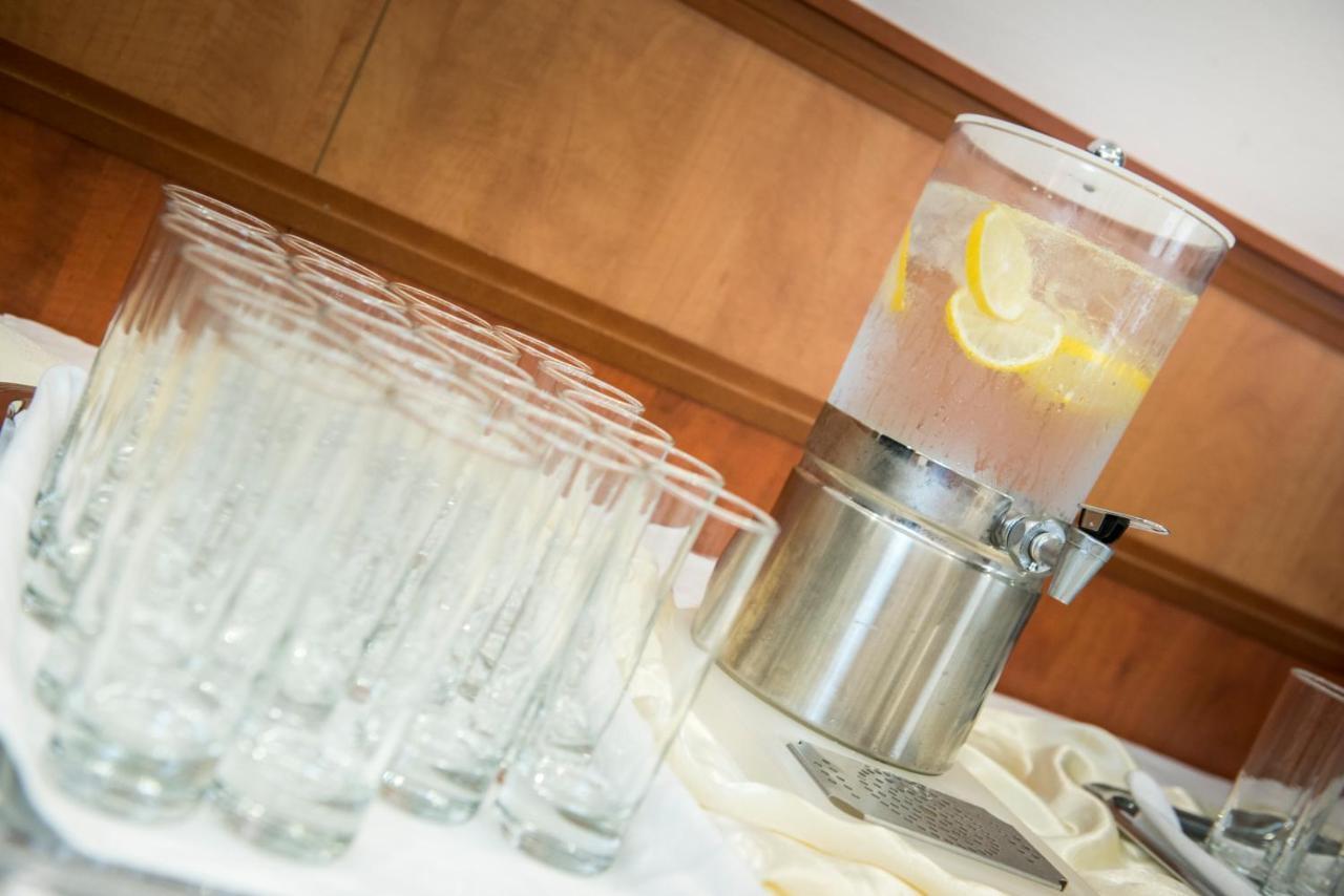 Garden Hotel Wellness Es Konferencia Сольнок Экстерьер фото