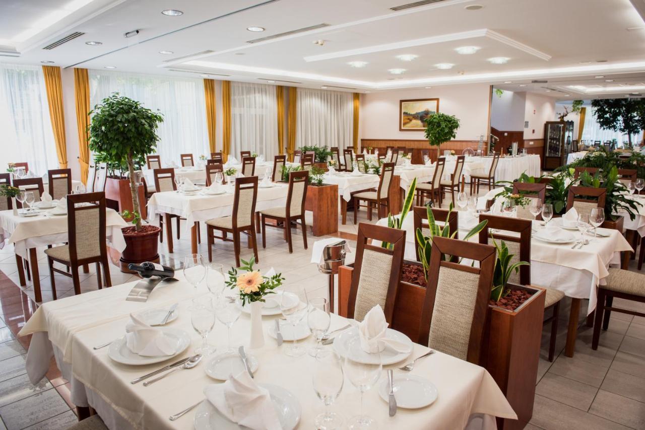 Garden Hotel Wellness Es Konferencia Сольнок Экстерьер фото