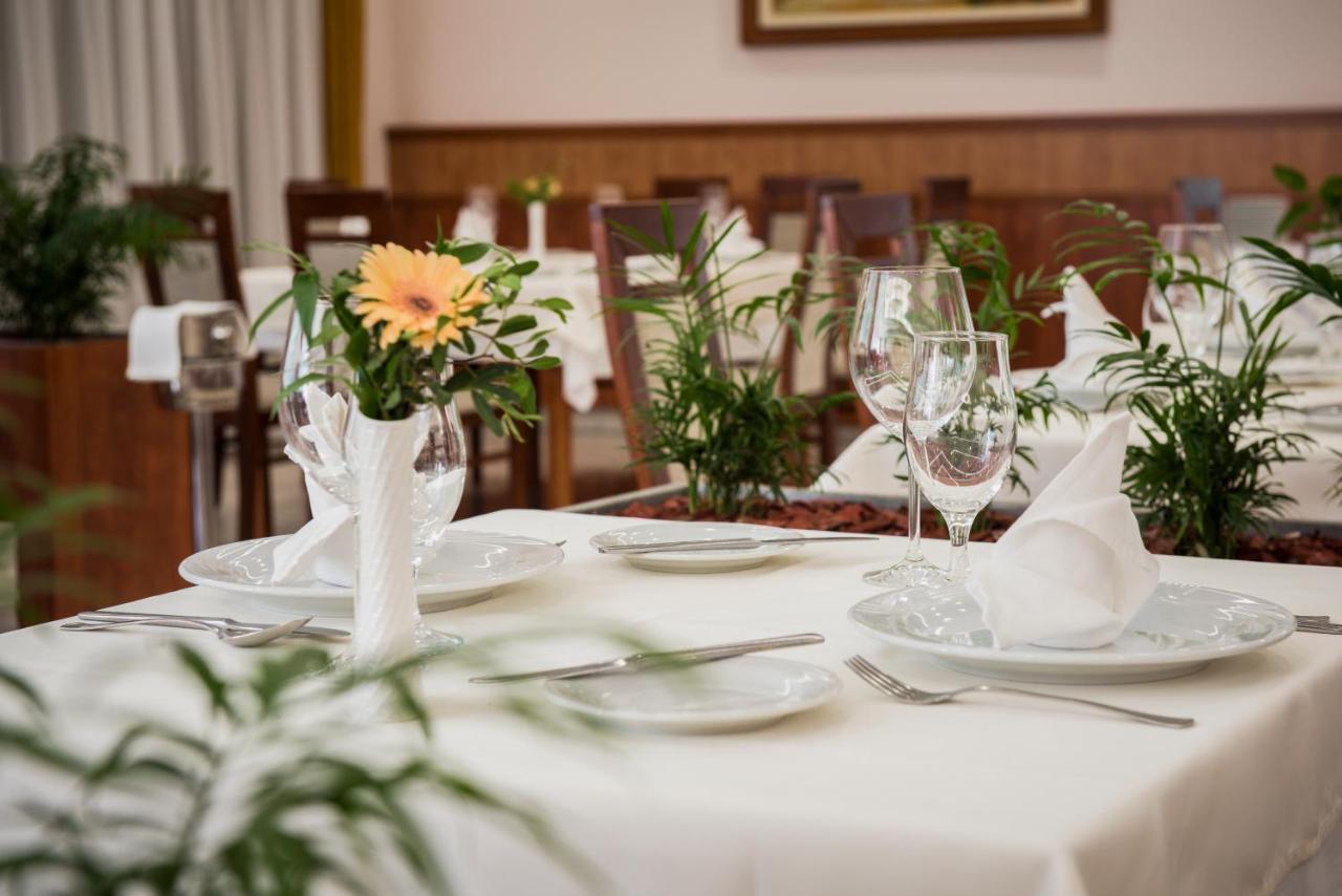Garden Hotel Wellness Es Konferencia Сольнок Экстерьер фото